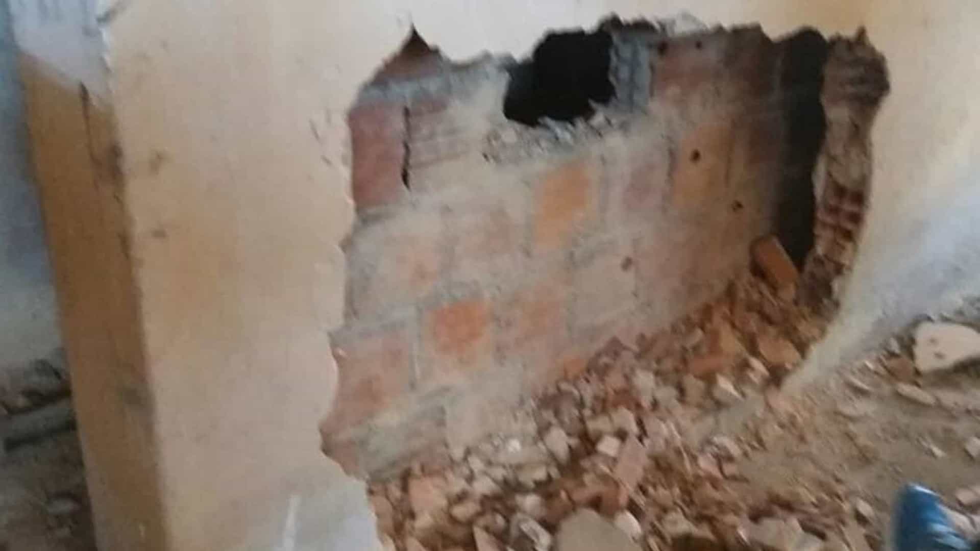 Corpo de mulher escondido na parede